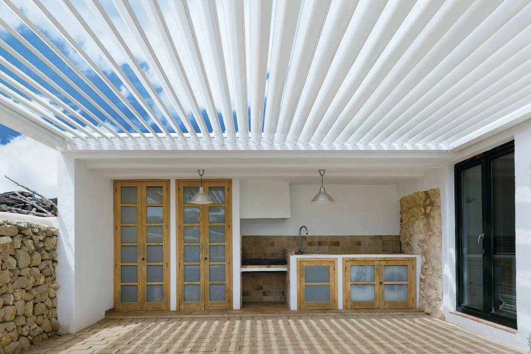 Pérgola bioclimática Saxun instalada en chalet en la Costa norte de Alicante, Saxun Saxun Lean-to roof