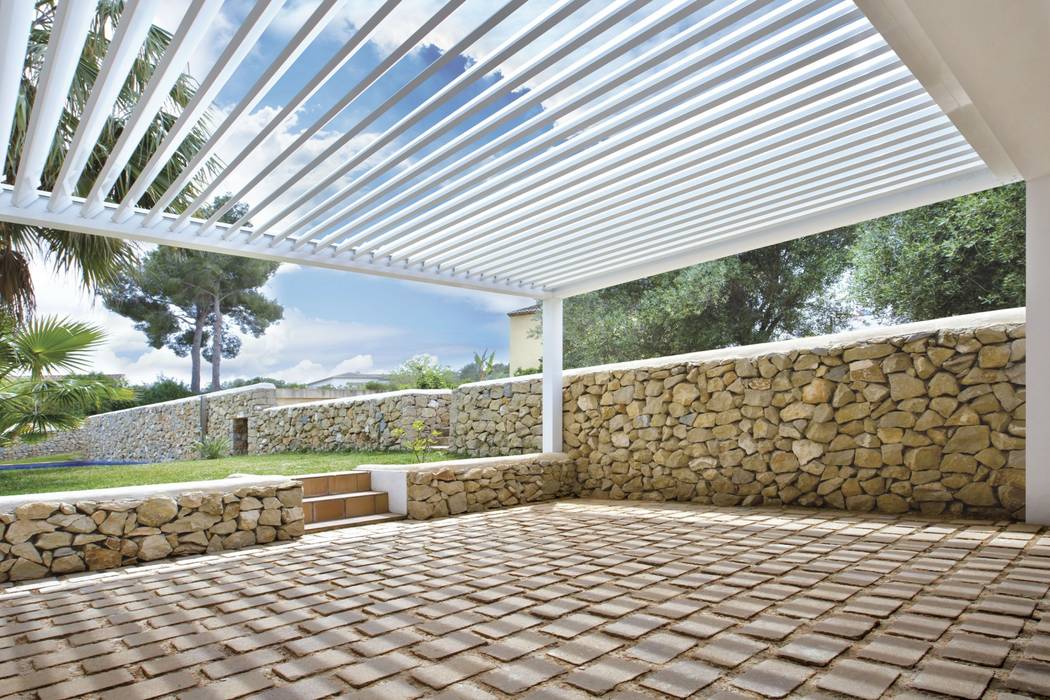 Pérgola bioclimática Saxun instalada en chalet en la Costa norte de Alicante, Saxun Saxun Telhados de meia água