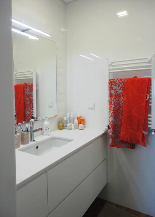Salle de bain moderne par GAAPE - ARQUITECTURA, PLANEAMENTO E ENGENHARIA, LDA Moderne