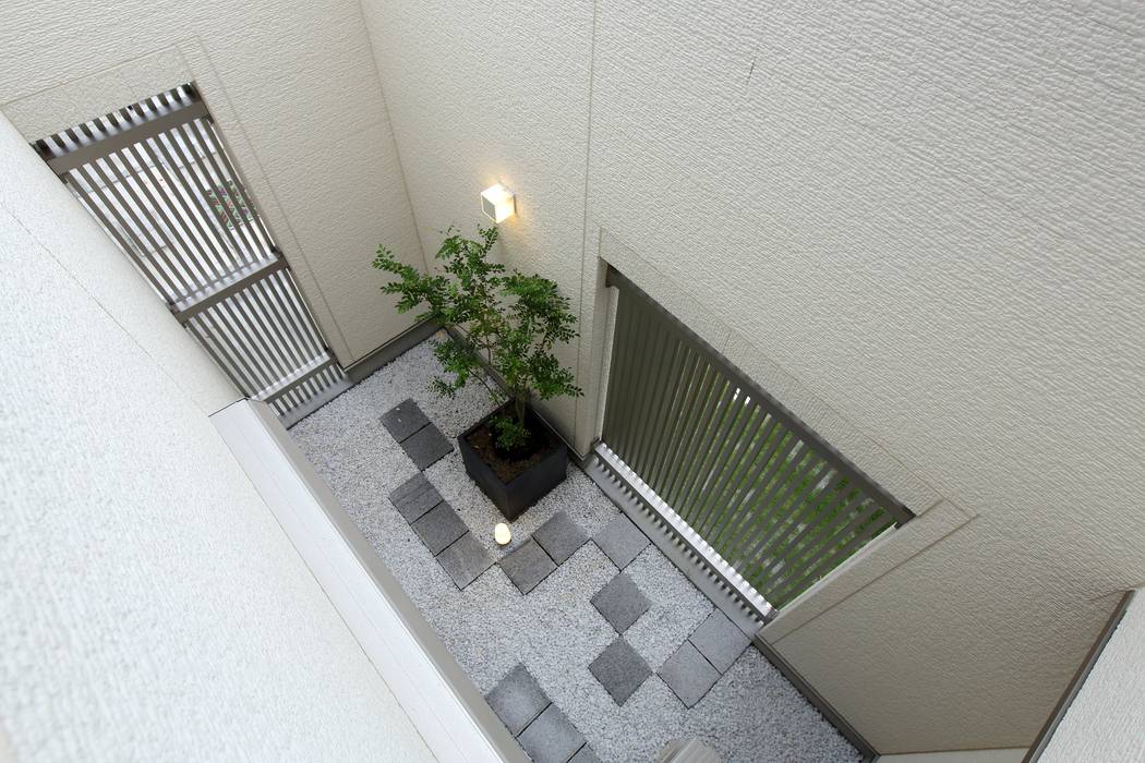 中庭 光庭 やまぐち建築設計室 枯山水 タイル 白色 中庭 坪庭 シンプルな庭