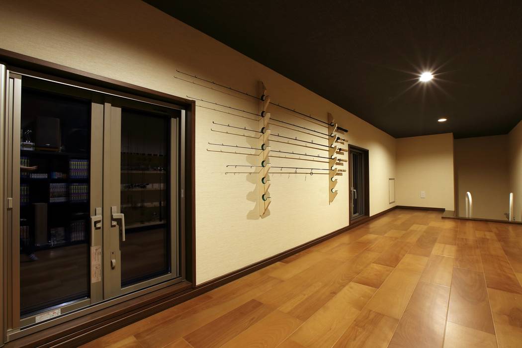 ロフト 隠し部屋 大人の隠れ家 書斎 秘密基地 やまぐち建築設計室 モダンデザインの 書斎 木材 プラスチック複合ボード ブラウン Homify