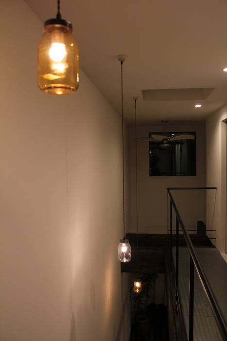 U HOUSE "Wall Storage" コト 北欧スタイルの 玄関&廊下&階段 ガラス 照明