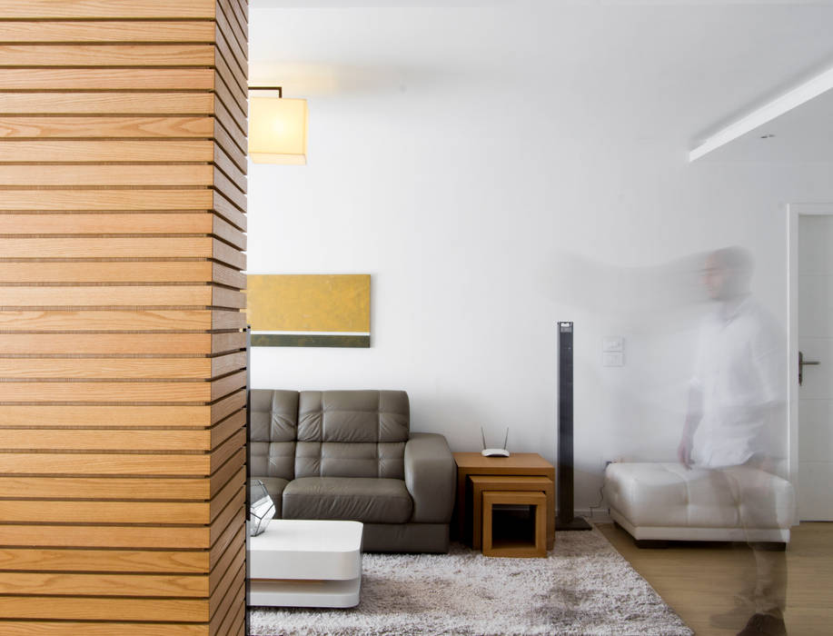 Living Room CUBEArchitects Livings de estilo minimalista white house,wood flooring,wooden shelf,minimal,modern