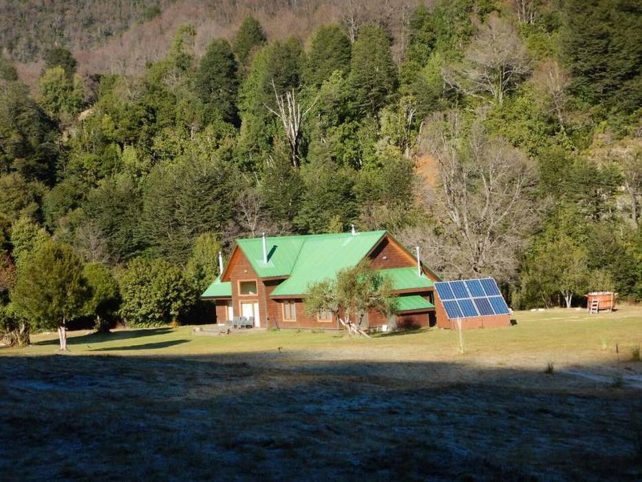 Refugio Rucue, San Cristobal hnos constructora San Cristobal hnos constructora Casas de estilo rural