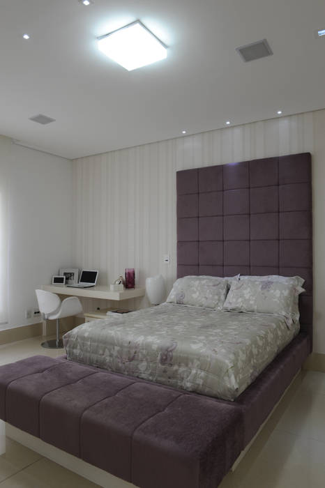 Quarto Casal Daniel Kalil Arquitetura Quartos modernos quarto,roxo,branco,casal,moderno