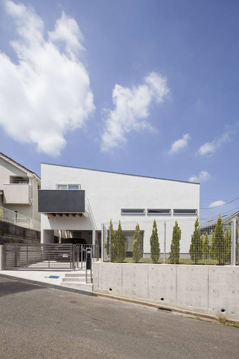 スロープの家・卍（愛犬家・愛猫家住宅）, 前田敦計画工房 前田敦計画工房 Modern houses