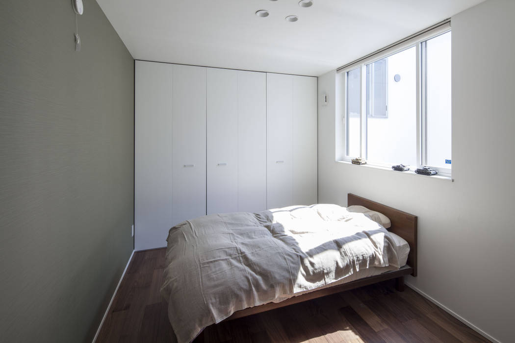 スロープの家・卍（愛犬家・愛猫家住宅）, 前田敦計画工房 前田敦計画工房 Modern style bedroom