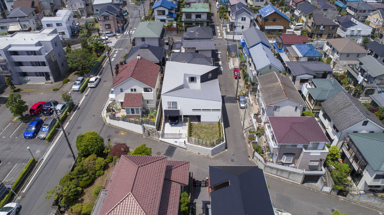 スロープの家・卍（愛犬家・愛猫家住宅）, 前田敦計画工房 前田敦計画工房 Roof