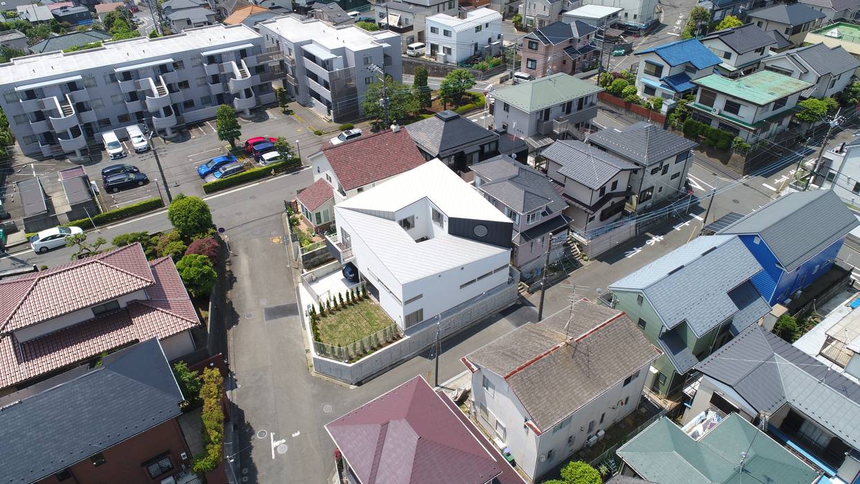 スロープの家・卍（愛犬家・愛猫家住宅）, 前田敦計画工房 前田敦計画工房 Roof