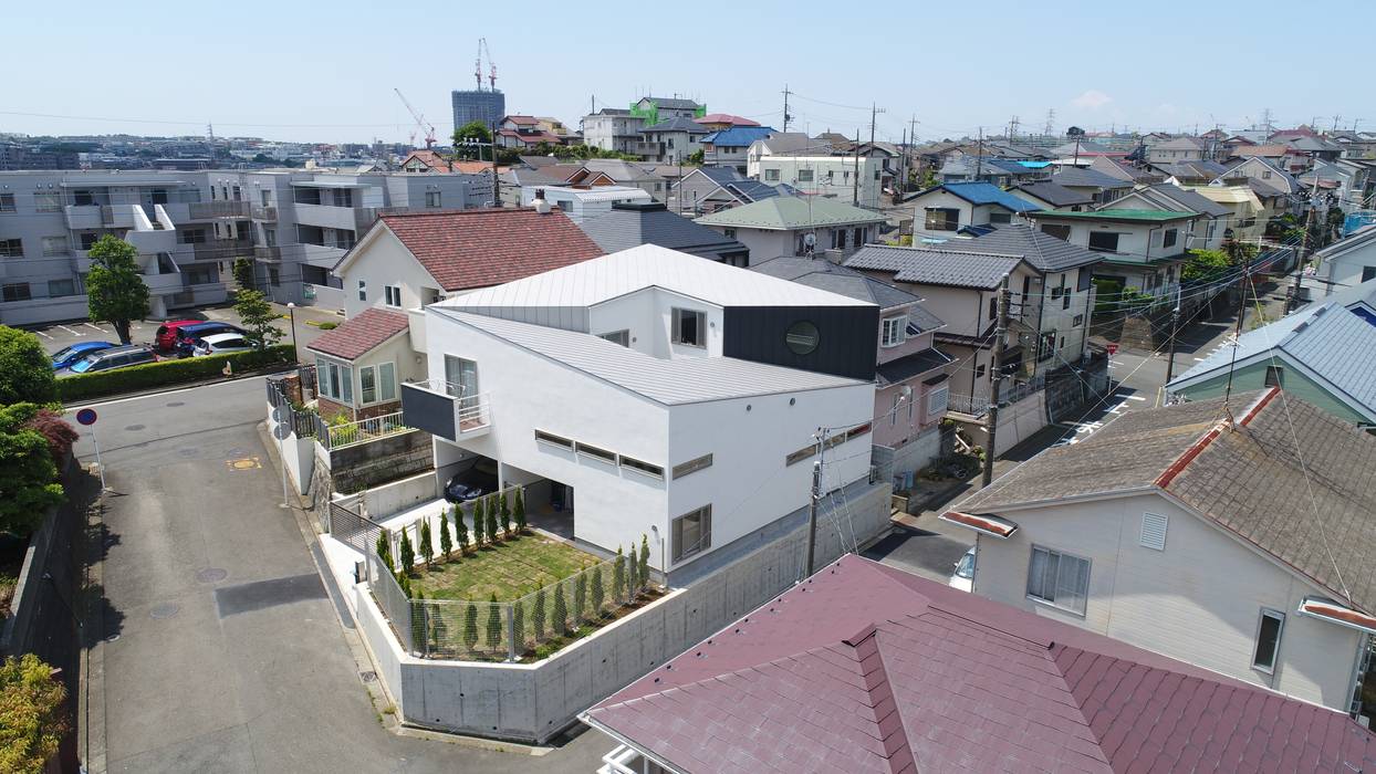 スロープの家・卍（愛犬家・愛猫家住宅）, 前田敦計画工房 前田敦計画工房 Modern houses