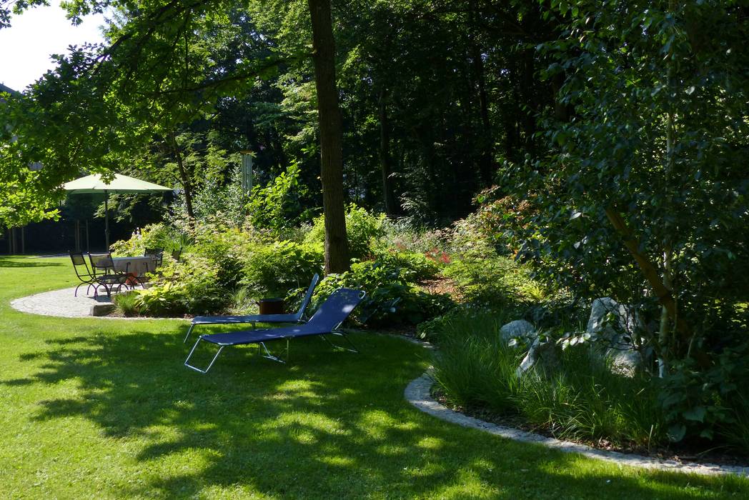 unter der Eiche KAISER + KAISER - Visionen für Freiräume GbR Garten im Landhausstil Liegestuhl,Findlinge,Schattenstauden