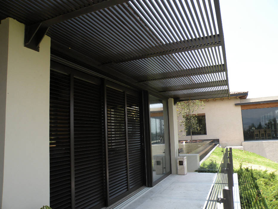 Shutter + Pergola homify Puertas y ventanas de estilo clásico Aluminio/Cinc Decoración de ventanas