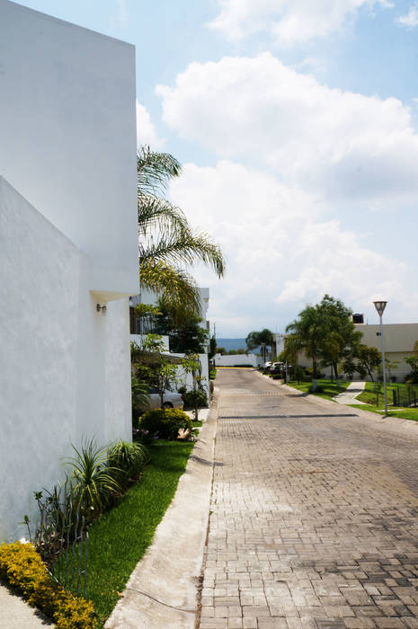 PROYECTO CASA VIOLETAS, CÉRVOL CÉRVOL Minimalist houses