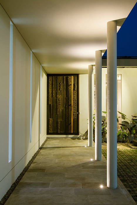 entrance terrace:modern oleh e.Re studio architects, Modern