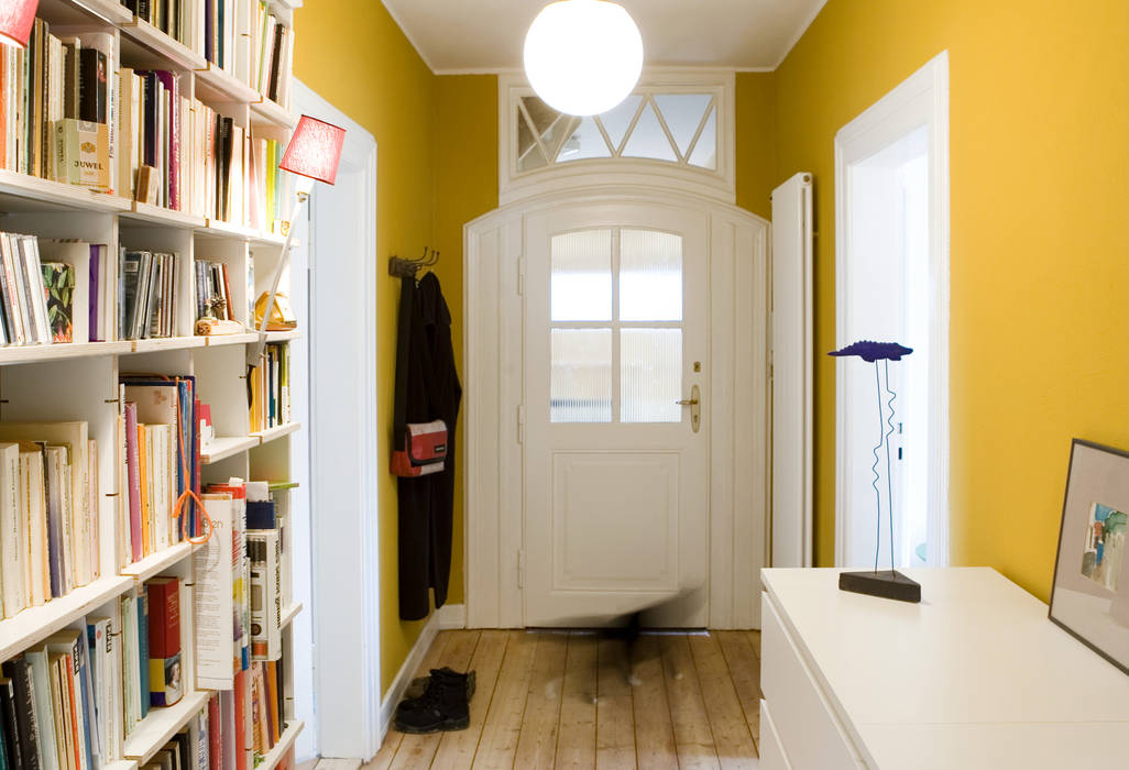 Photos, homify Monika Schäfers Innenarchitektur Modern Corridor, Hallway and Staircase Eigentum,Bücherregal,Regal,Fenster,Holz,Leuchte,Die Architektur,Innenarchitektur,Buch,Tür