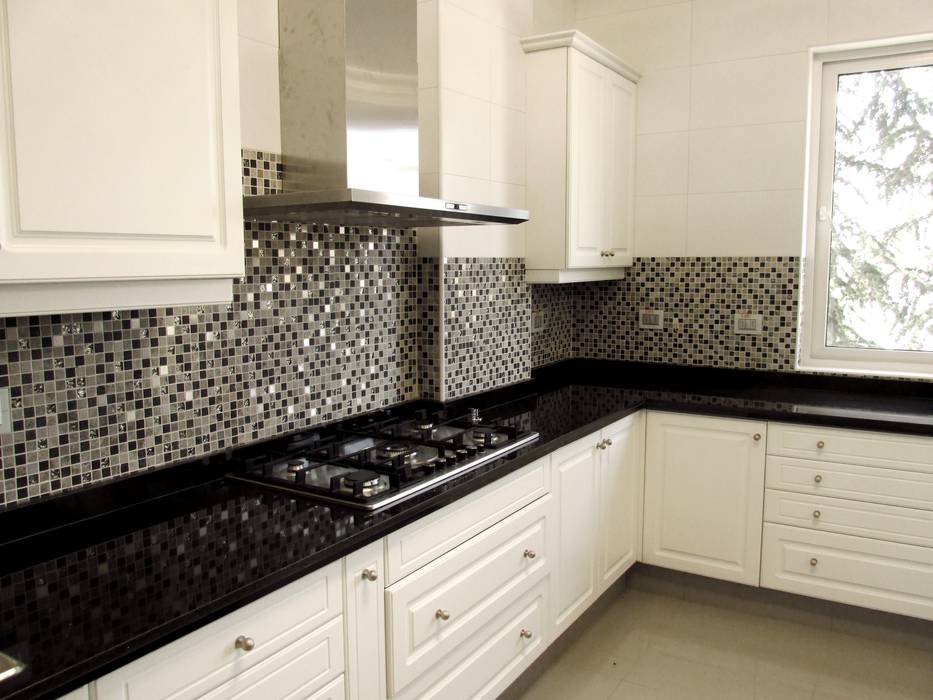 Encimera y campana cocina lacada cubierta granito negro ABS Diseños & Muebles Cocinas de estilo clásico Encimeras