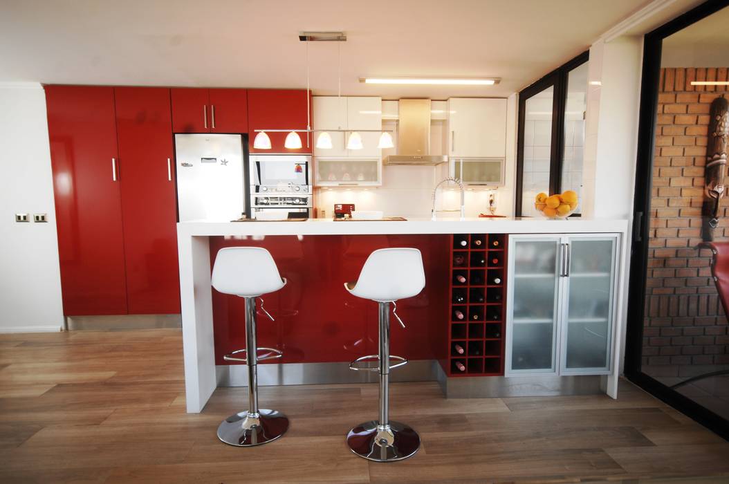Cocina enchape laminado rojo cubierta Silestone blanco. ABS Diseños & Muebles Cocinas de estilo moderno Contrachapado Mesas y sillas