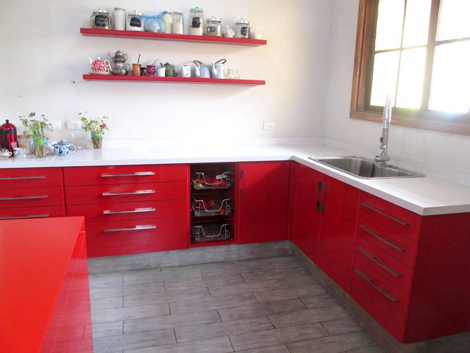 Muebles de cocina laminado rojo cubierta cuarzo Silestone blanco ABS Diseños & Muebles Cocinas de estilo minimalista Contrachapado Estanterías y gavetas