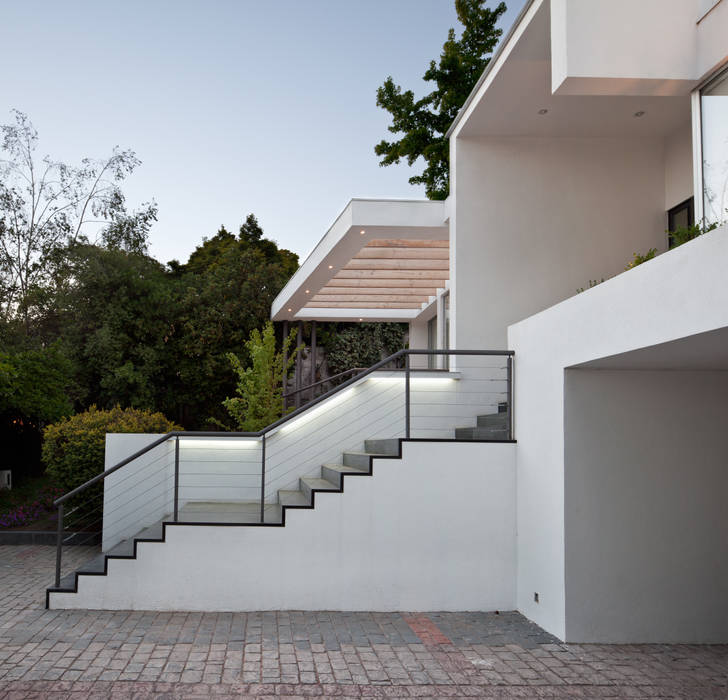 Ampliación y Remodelación de Casa Carreño en Vitacura, Santiago, [ER+] Arquitectura y Construcción [ER+] Arquitectura y Construcción Minimalist corridor, hallway & stairs