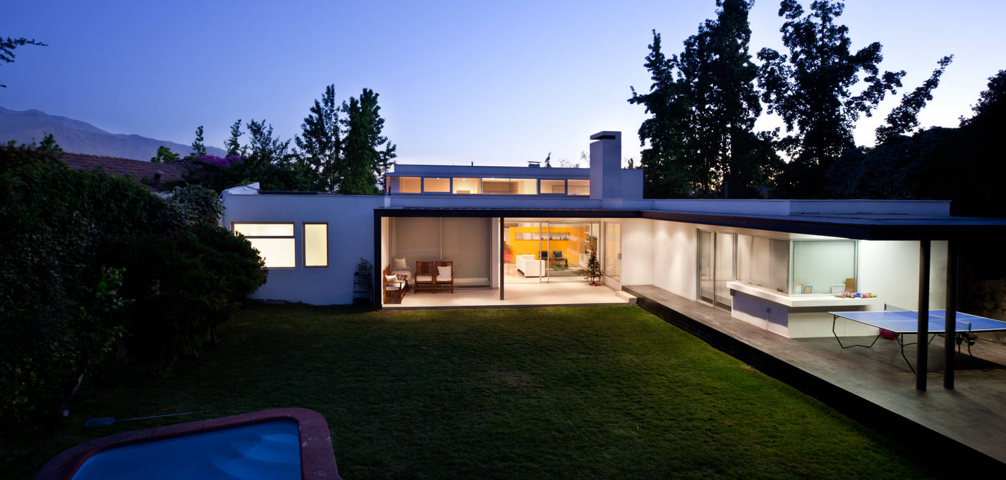 Ampliación y Remodelación de Casa Carreño en Vitacura, Santiago, [ER+] Arquitectura y Construcción [ER+] Arquitectura y Construcción Front yard