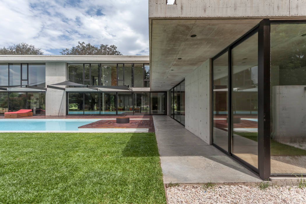 Casa HK, Ciudad y Arquitectura Ciudad y Arquitectura Jardines en la fachada