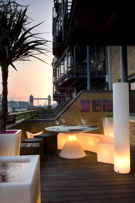 View to Tower Bridge from roof garden Earth Designs Modern style gardens view,thames,river,roofgarden,gardenfurniture,towerbridge,decking,deck