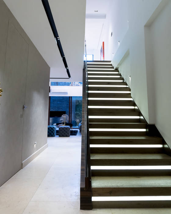 Highlight Black, STUDIO COCOONS STUDIO COCOONS Modern corridor, hallway & stairs