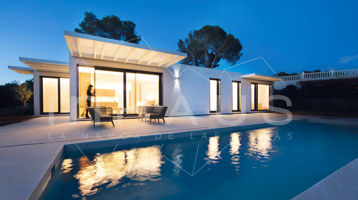 Vistas nocturnas desde la piscina homify Piscinas de jardín Cerámico