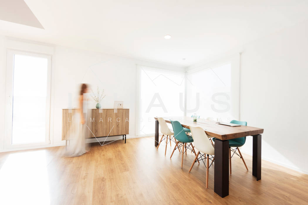 Salón comedor con vistas al jardín Salas modernas de Casas inHAUS Moderno Compuestos de madera y plástico