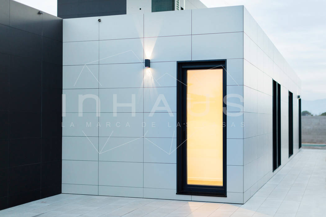 by Casas inHAUS Modern Ceramic