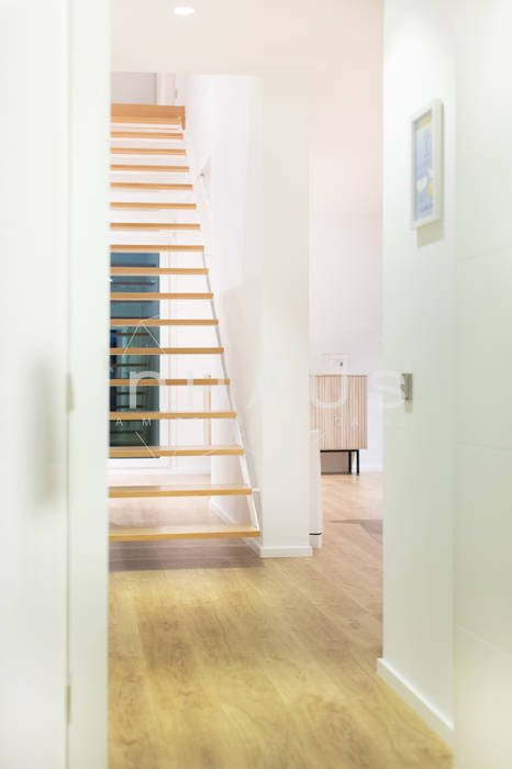 الممر الحديث، المدخل و الدرج من Casas inHAUS حداثي خشب نقي Multicolored