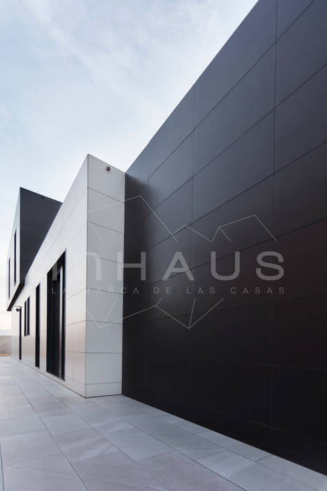 by Casas inHAUS Modern Ceramic