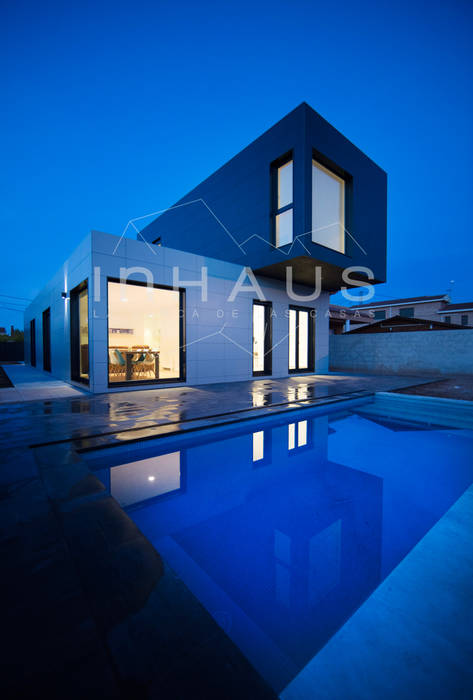 Oleh Casas inHAUS Modern Beton Bertulang