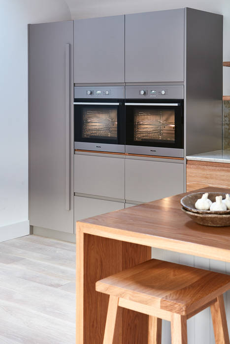 Brancaster Marshes NAKED Kitchens 現代廚房設計點子、靈感&圖片 木頭 Wood effect appliances,miele,seating,island,stools,entertaining,hidden storage,worktops,oak,exposed oak,tableware,drawers