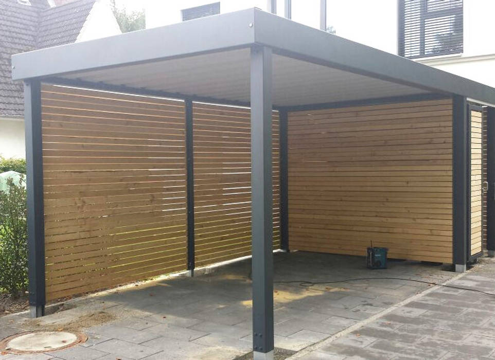 Stahlcarport halboffen mit Geräteraum, Carport-Schmiede GmbH & Co. KG - Hersteller für Metallcarports und Stahlcarports auf Maß Carport-Schmiede GmbH & Co. KG - Hersteller für Metallcarports und Stahlcarports auf Maß Carport Besi/Baja