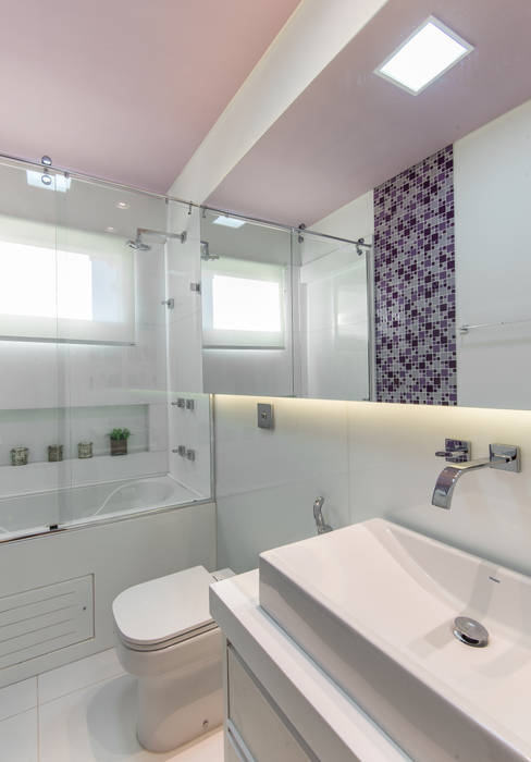 Banheiro 1 Charis Guernieri Arquitetura Banheiros modernos banheiro,pastilha,clean,banheira,espelho iluminado,nicho de banheiro,super nanoglass