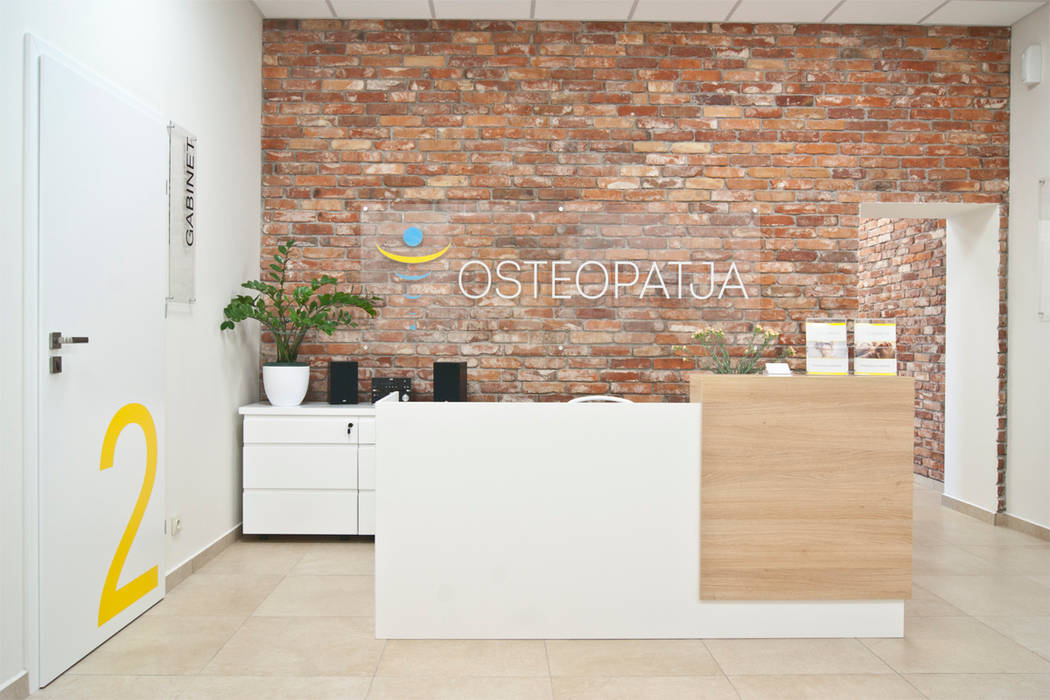 Centrum Osteopatii, wnętrze z cegłą, Łódź, SO INTERIORS ARCHITEKTURA WNĘTRZ SO INTERIORS ARCHITEKTURA WNĘTRZ Powierzchnie handlowe Kliniki