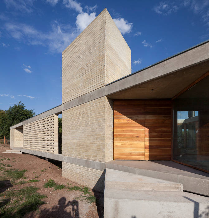 ​casa entre arboles, BLTARQ Barrera-Lozada Casas modernas: Ideas, imágenes y decoración casa entre arboles,ladrillo y hormigón,casa con patio,​terraza suspendida,vivienda unifamiliar