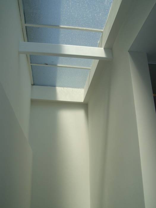 Lucarna de escalera. Entrada de luz. NG Estudio Pasillos, vestíbulos y escaleras minimalistas Cerámico luz,claraboya y tragaluz,tragaluz,sol,entrada de luz