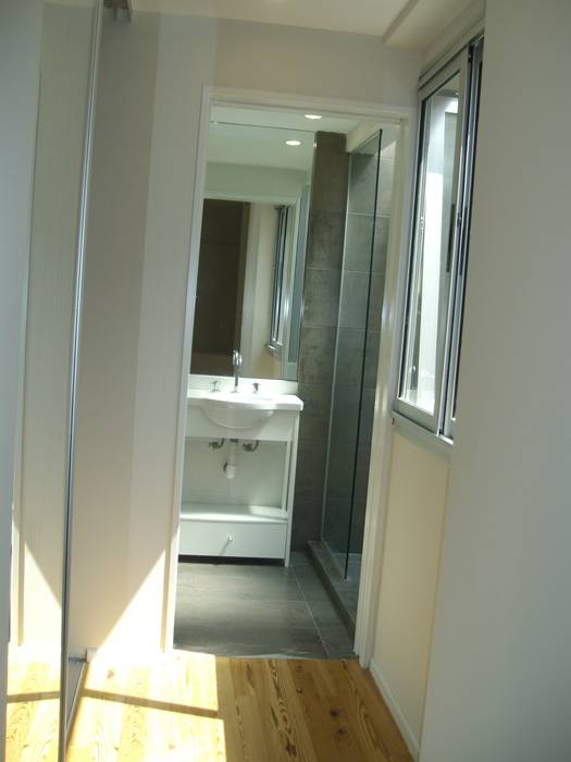 Baño en suite. Vista desde dormitorio. NG Estudio Baños minimalistas Cerámico baño suite,baño,iluminacion baño,luz,sol