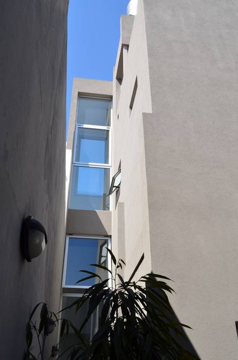 Ventanas escalera. Entrada de luz lateral. NG Estudio Puertas y ventanas modernas Concreto reforzado ventanas,escaleras