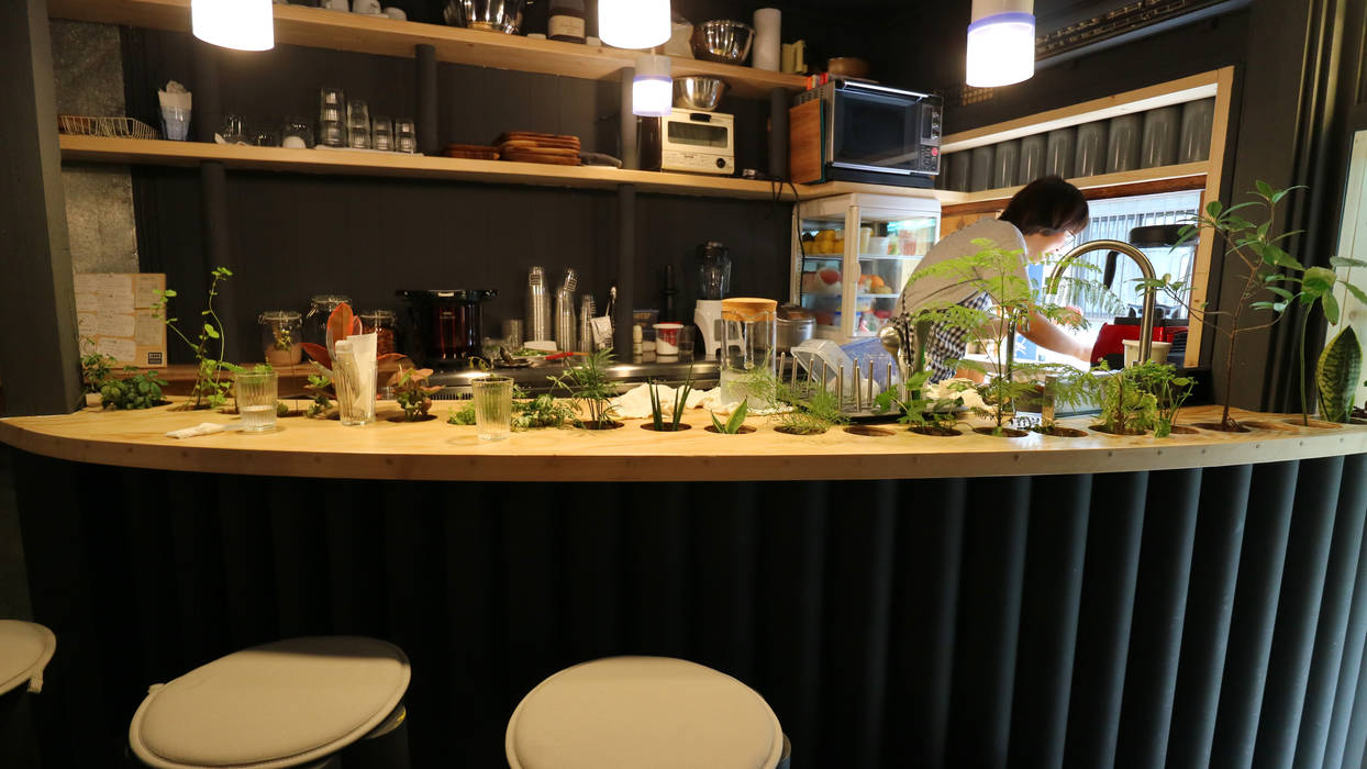 green stand, INTERIOR BOOKWORM CAFE INTERIOR BOOKWORM CAFE Espacios comerciales Madera Acabado en madera Oficinas y Comercios