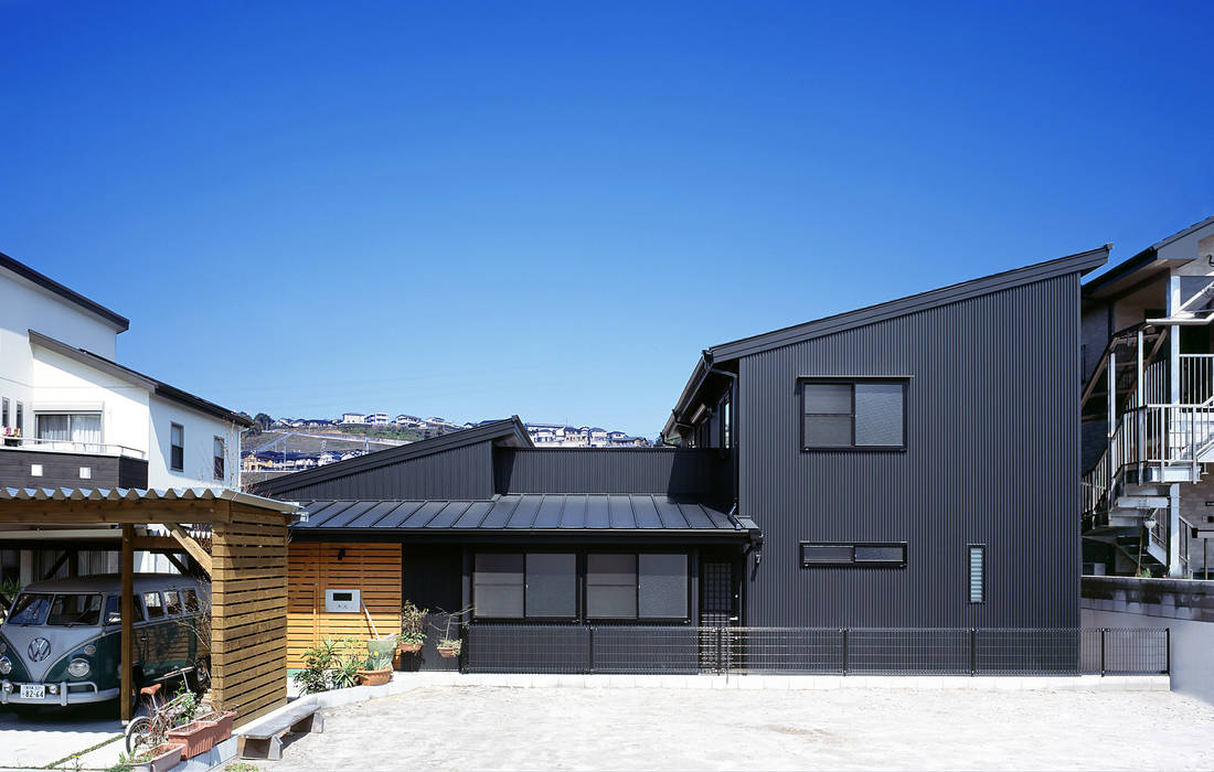 鹿児島の黒い家, 有島忠男設計工房 有島忠男設計工房 Multi-Family house Metal