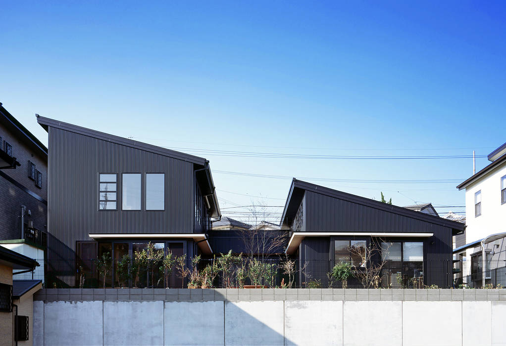 鹿児島の黒い家, 有島忠男設計工房 有島忠男設計工房 Multi-Family house Metal