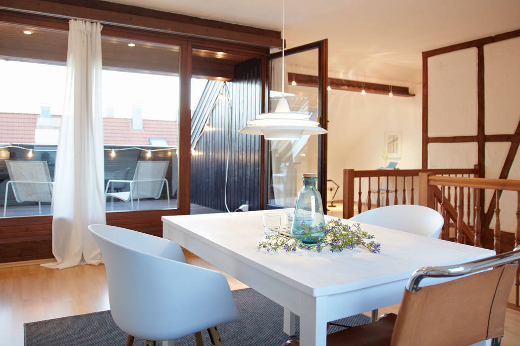 freundlicher Essbereich in der Dachwohnung Home Staging Bavaria Rustikale Esszimmer Essen,Esstisch,Logia