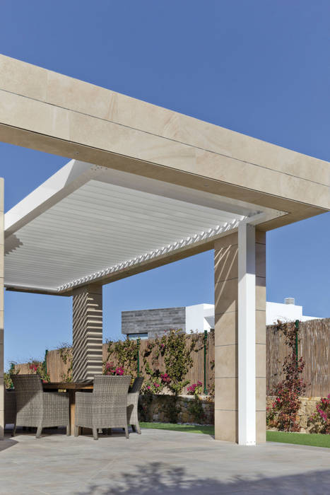 Pérgola bioclimática Saxun instalada en chalet en la costa norte de Alicante, Saxun Saxun Minimalistyczny ogród