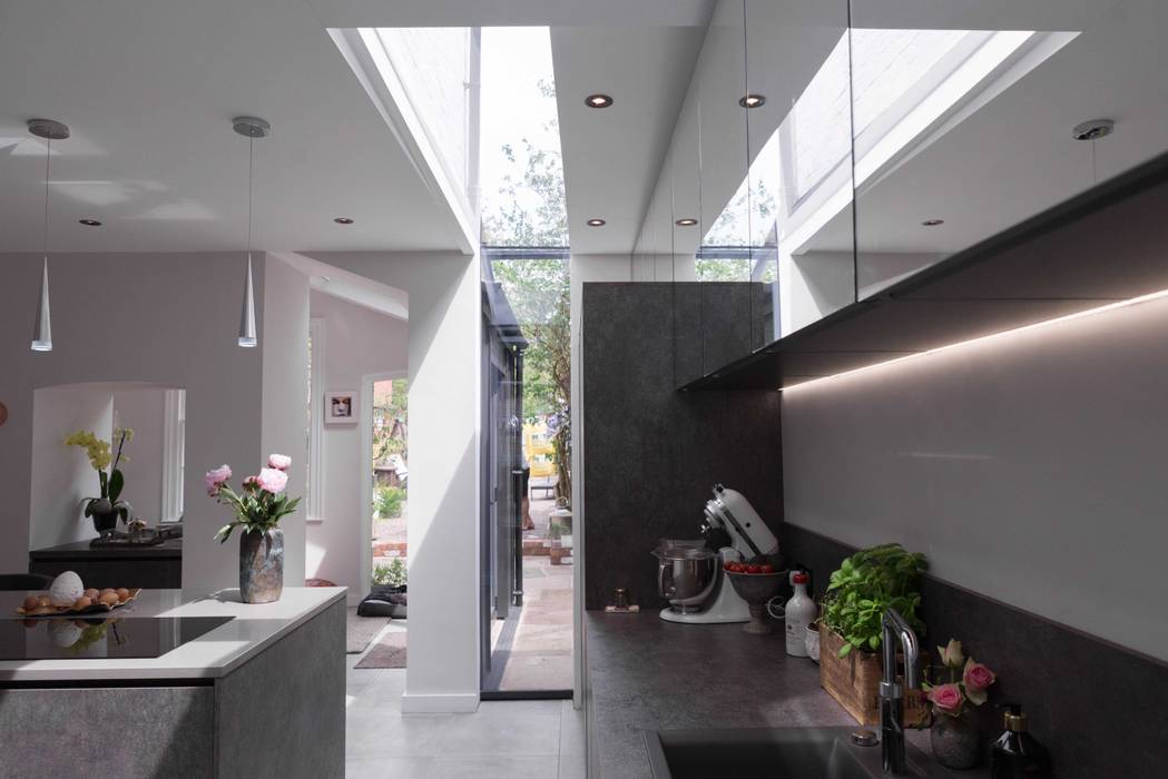 Kitchen extension with slot rooflight guy taylor associates Cocinas de estilo moderno