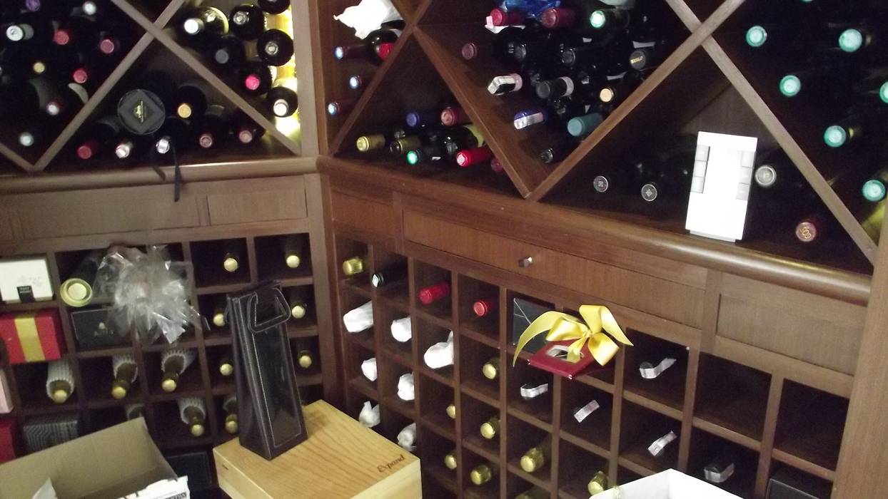 Adega climatizada., Mittel Comercial Mittel Comercial Wine cellar Wood Wood effect