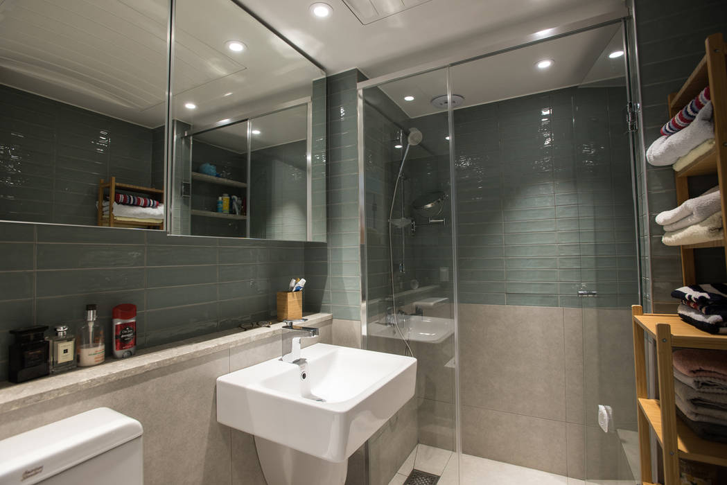 homify Modern Bathroom