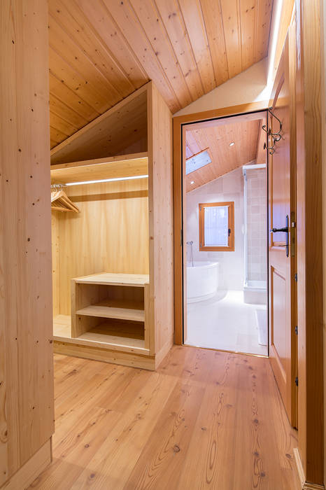 Dressing room Prestige Architects By Marco Braghiroli ラスティックデザインの ドレッシングルーム walk-in closet,wooden